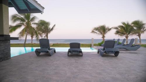 Discovery Bay Villa | Soak'D Pineapple Villa
