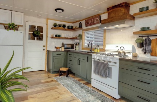 Rhododendron Cabin | Soak & Stargaze! Hot Tub, Fire Pit, Forest Air Cabin near Mt. Hood