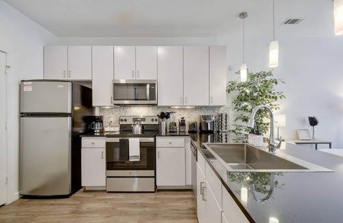Bouldin Apartment | SoCo Urban Paradise - Best Location! - Pool, Gym, Rooftop, Free Parking