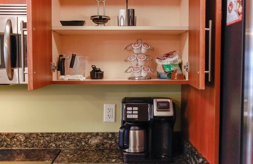 Sandbridge Condo | Sojourn Beach Haven Sleeps 7 with Pool near Beach