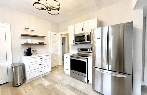 Knoxville House | Sokno Bungalow ~ 2 min to Sokno Taco + Back Patio!