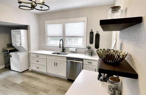 Knoxville House | Sokno Bungalow ~ 2 min to Sokno Taco + Back Patio!