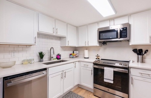 South Lamar Apartment | SoLa OASIS 2BR King Suite, Fully Stocked, Pool+Gym