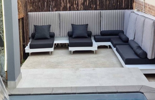 Northcliff House | Solar-powered cozy house with splash pool and jacuzzi
