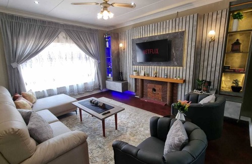 Northcliff House | Solar-powered cozy house with splash pool and jacuzzi