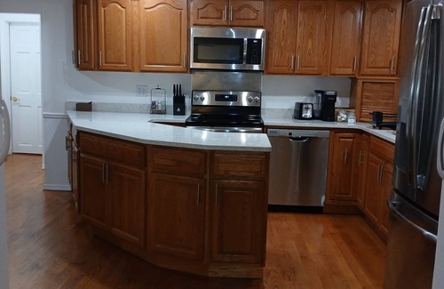 Reynolds Corners House | Solar-powered home sleeps 11 near golf courses, hockey & baseball.