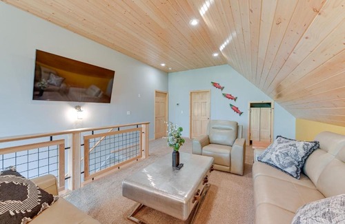 Kalifornsky House | Soldotna Home with 2 Living Areas and Spacious Porch