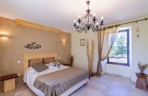 Proissans Bed & Breakfast | Solène Room – Inspired by Nature and Spacious – Shared Pool