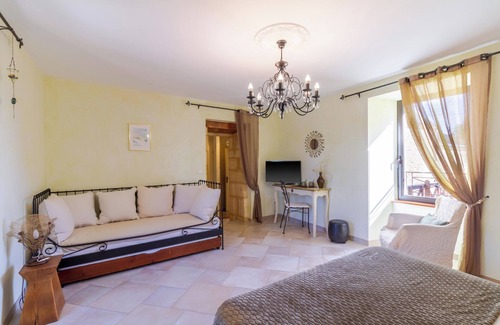 Proissans Bed & Breakfast | Solène Room – Inspired by Nature and Spacious – Shared Pool