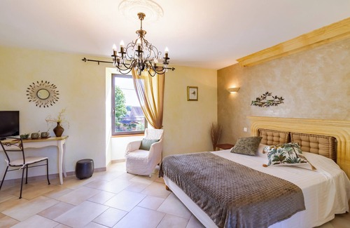 Proissans Bed & Breakfast | Solène Room – Inspired by Nature and Spacious – Shared Pool