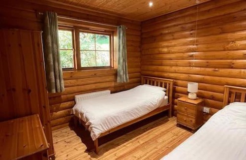 Aymestrey Apartment | Solid Log Cabin With Private Hot Tub - Oak