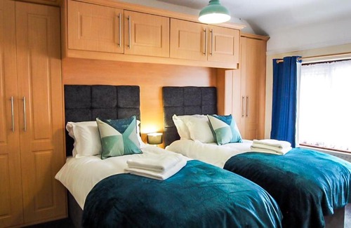 Bloxwich House | Solihull Stunning 4 Bedroom Home 6 Beds Parking for 2-3 cars or vans