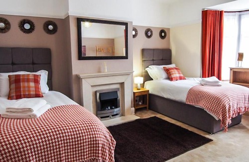 Bloxwich House | Solihull Stunning 4 Bedroom Home 6 Beds Parking for 2-3 cars or vans