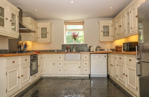 Chippenham Cottage | SOMERFORD COTTAGE, family friendly, with open fire in Malmesbury
