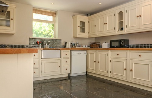 Chippenham Cottage | SOMERFORD COTTAGE, family friendly, with open fire in Malmesbury