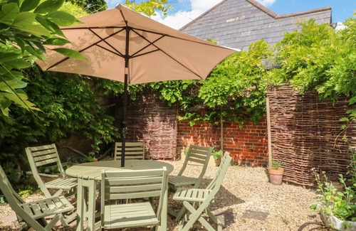 Chippenham Cottage | SOMERFORD COTTAGE, family friendly, with open fire in Malmesbury