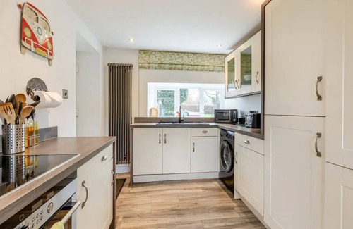 Compton Dundon Cottage | Somerset, detached cottage, large enclosed garden, hot tub, pet friendly!