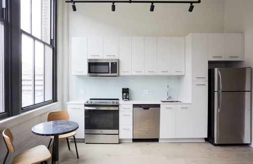 Logan Square Apartment | Sonder at Sixteen Hundred | Queen Studio Apartment