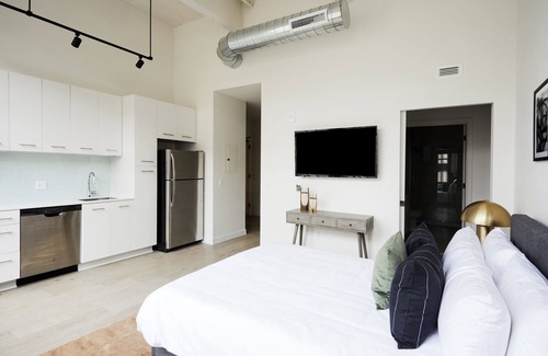 Logan Square Apartment | Sonder at Sixteen Hundred | Queen Studio Apartment