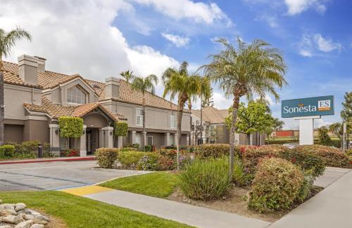 Chatsworth Hotel | Sonesta ES Suites Chatsworth