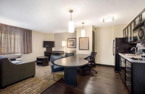 Schiller Park Hotel | Sonesta Simply Suites Chicago O'Hare Airport