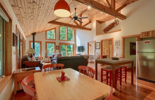 Laurelville Cabin | Songbird Cabin | Private Trails | Covered Hot Tub
