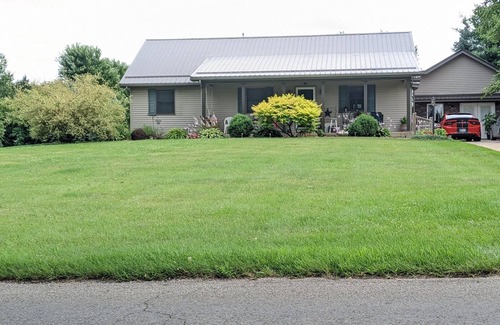 Shipshewana House | Songbird Haven, 3 min from town, & Pumpkinvine. Full house, 3 bedroom, 2 bath.