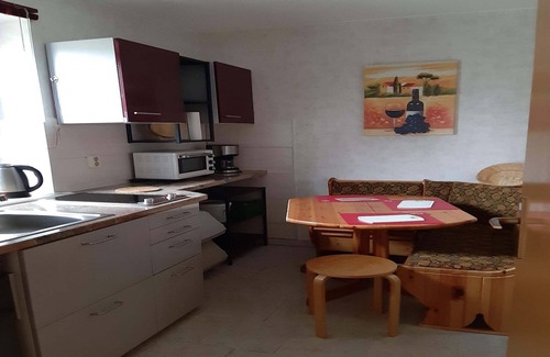 Heiligenhagen Apartment | Sonnige Ferienwohnung am Wald/Büdnerreihe