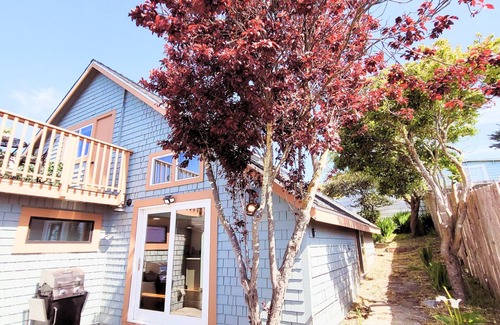 Old Town House | Sonoma Coast Retreat - Charming 2-bedroom house in tranquil Bodega Bay with WiFi