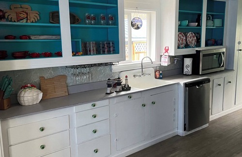 Winchester Bay House | Soothing Crab themed 3-bedroom home with WiFi and a hot tub in Winchester Bay.