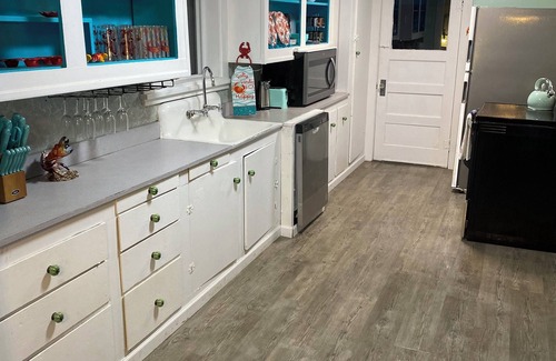 Winchester Bay House | Soothing Crab themed 3-bedroom home with WiFi and a hot tub in Winchester Bay.