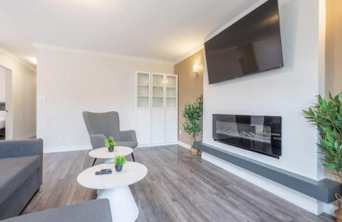 Sunset House | Soothing Minimalist Escape - Suite with Balcony & Fireplace