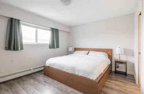 Sunset House | Soothing Minimalist Escape - Suite with Balcony & Fireplace