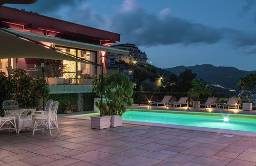 Spisone Villa | Soothing suites in villa with swimming pool and sea view in Taormina, Sicily