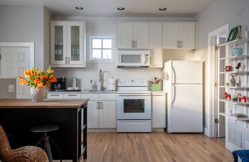 Longmont House | Sophisticated and Cozy Carriage House in Prospect Newtownn