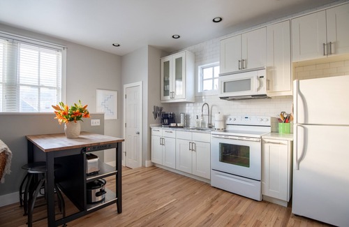 Longmont House | Sophisticated and Cozy Carriage House in Prospect Newtownn