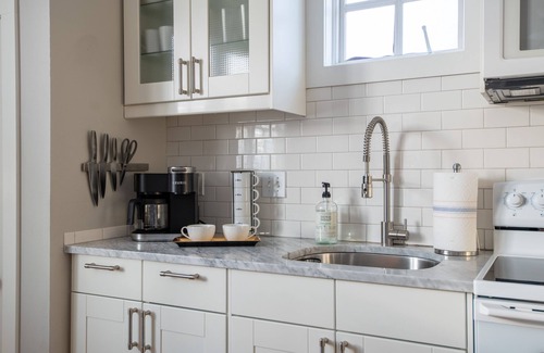 Longmont House | Sophisticated and Cozy Carriage House in Prospect Newtownn