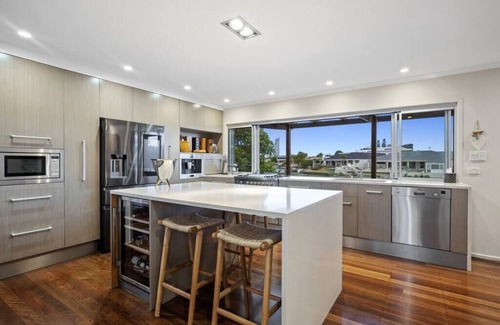 Bundall House | Sorrento Waterfront 4Bd, Pool Pet friendly