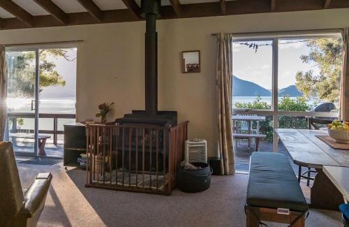 Moetapu Bay House | Sounds Magic - Moetapu Bay Bach