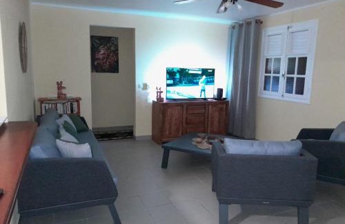 Saint-Joseph House | Sous le MAHOGANY