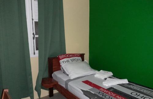 Saint-Joseph House | Sous le MAHOGANY