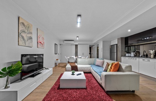 West End Apartment | South Bank Central! ~ 2Bed, 2Bath, 1Car, 2Balcony