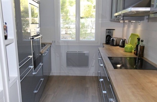 Cassis Apartment | South facing apartment, sea view, near beach/center, terrace, aircon, parking
