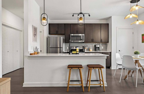 Galindo Condo | South Lamar Stay | Pickleball, Sauna & Cold Plunge
