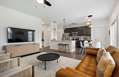 Galindo Condo | South Lamar Stay | Pickleball, Sauna & Cold Plunge
