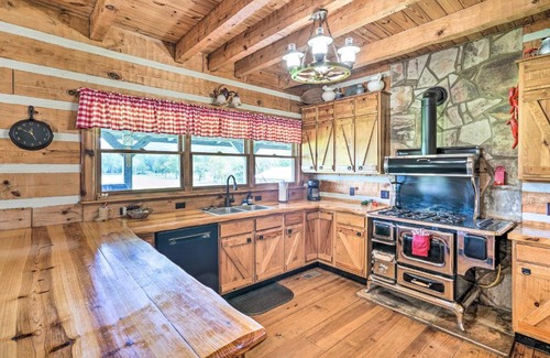 South Pittsburg House | South Pittsburg House with Wraparound Porch!