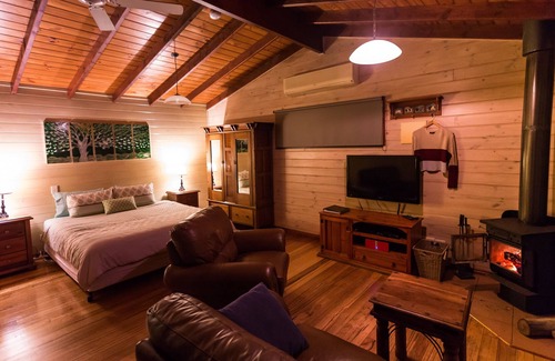 Wattle Hill Cabin | Southern Anchorage Retreat