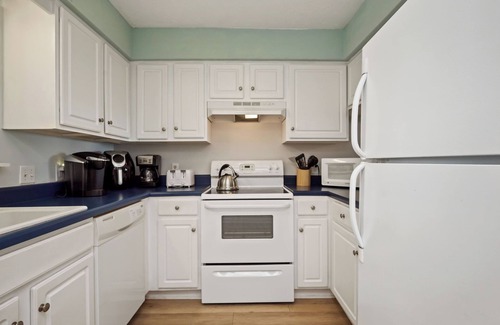Caswell Beach Condo | Southern Beauty: Oceanfront Condo with Community Pool