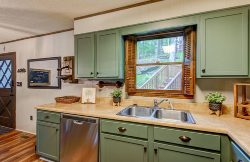 Beech Mountain House | Southern Buffalo - 4 bedroom, 3 bath house with a hot tub near Beech Mountain!
