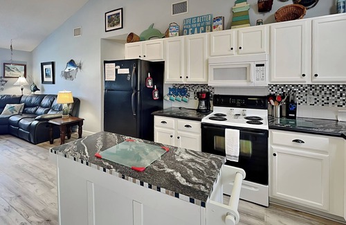 Leeward Sands House | Southern Comfort | Pet-Friendly Retreat